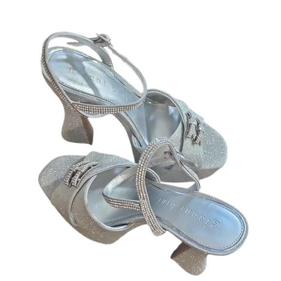 Gianni Bini Silver Platform Sandals Heels NWT sz 9.5 - Picture 2 of 9